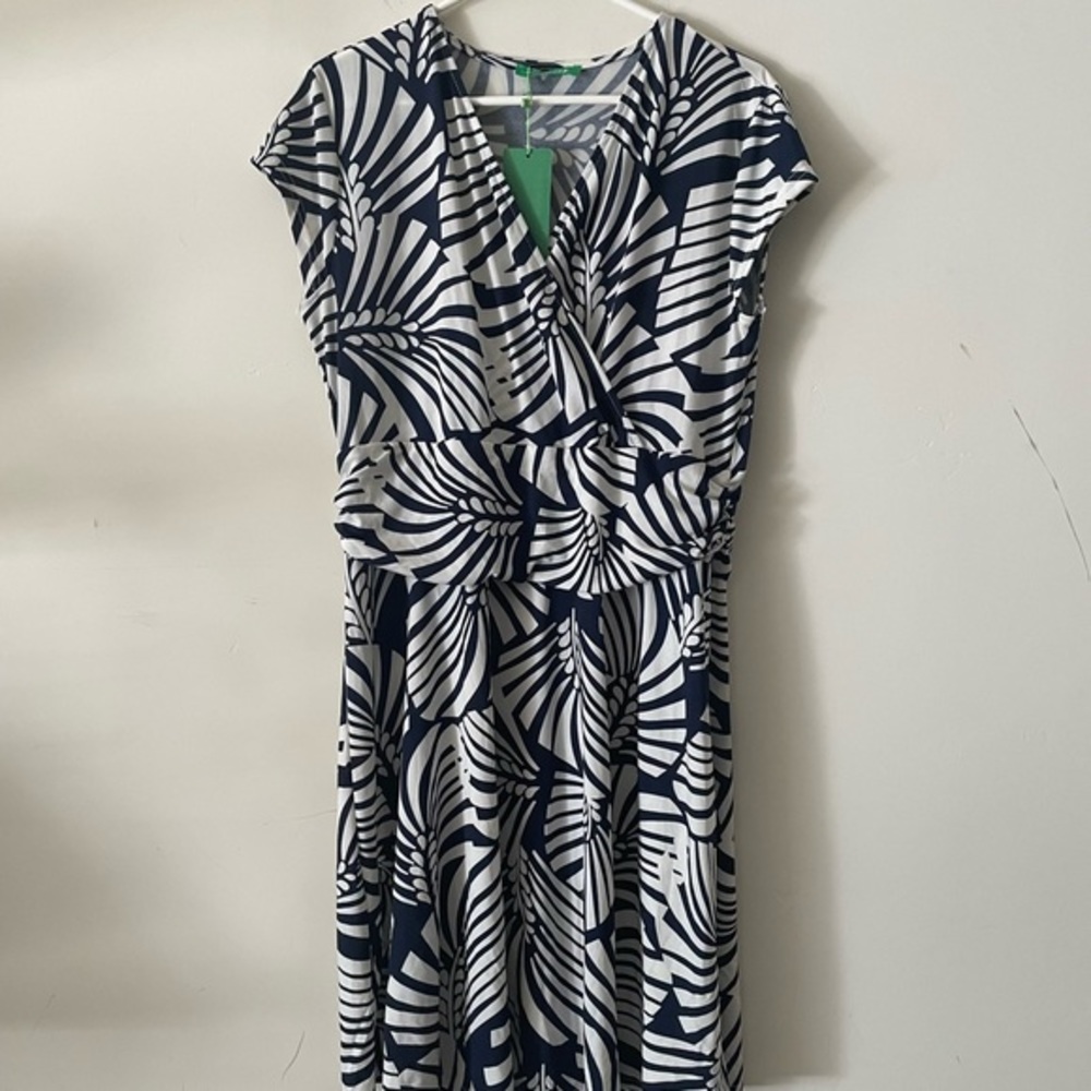 Kimmery. Short sleeve knee length dress.Navy blue with white tropical leaves. L